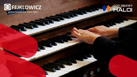 Zdjęcie przedstawia mężczyznę grającego na organach