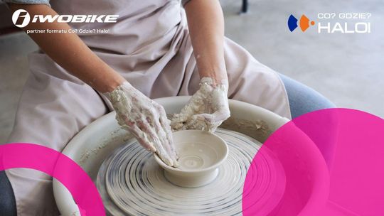 Zdjęcie przedstawia kobietę na zajęciach ceramicznych