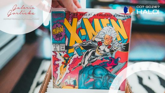 Ręka sięgająca po komiks