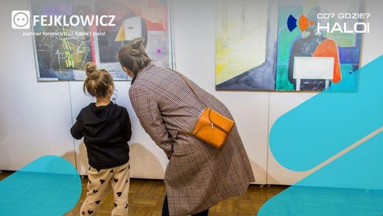 Zdjęcie przedstawia ludzi patrzących na obraz malarski