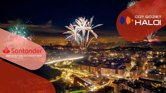 zdjęcie przedstawia fajerwerki na tle miasta