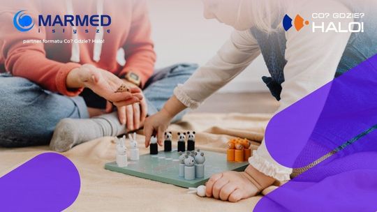 Zdjęcie przedstawia pionki i planszę na ziemi