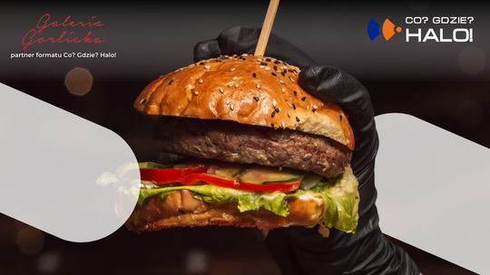 Ręka trzymająca burgera