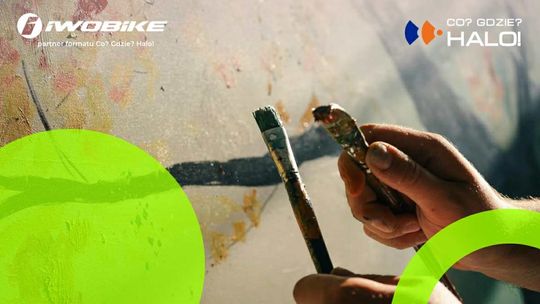 zdjęcie przedstawia pędzle trzymane przez dłonie malujące obraz