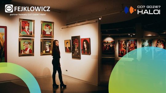 Zdjęcie przedstawia sale z wystawami na której jest kobieta