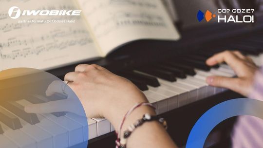 Zdjęcie przedstawia osobę grającą na fortepianie