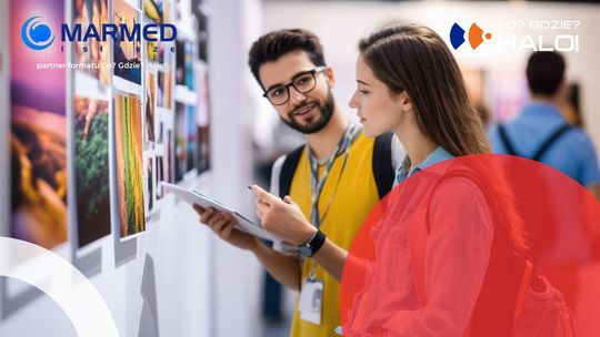 zdjęcie przedstawia nastolatków oglądających wystawę