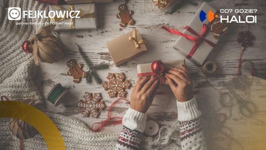 zdjęcie przedstawia dłonie kobiety pakującej prezent