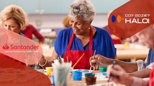 Zdjęcie przedstawia kobietę malującą obraz