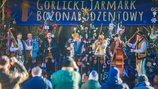 zdjęcie przedstawia kapelę na scenie