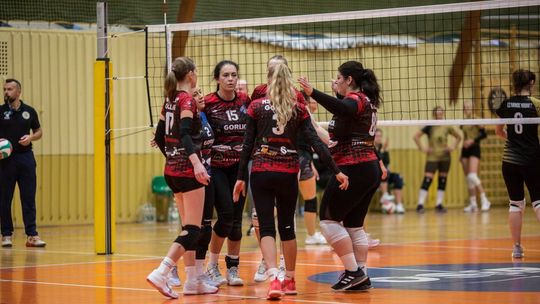 zdjęcie przedstawia siatkarki w jednolitych strojach