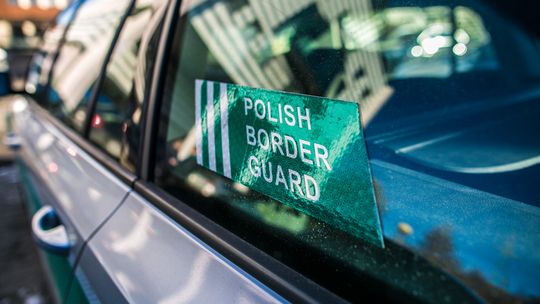 drzwi samochodu straży granicznej z naklejką polish border guard