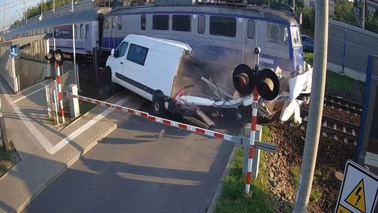 zdjęcie przedstawia pociąg uderzający w samochód dostawczy