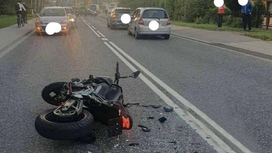 zdjęcie przedstawia motocykl na ziemi