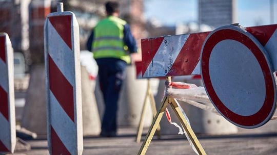 zdjęcie przedstawia znaki z zamkniętą drogą