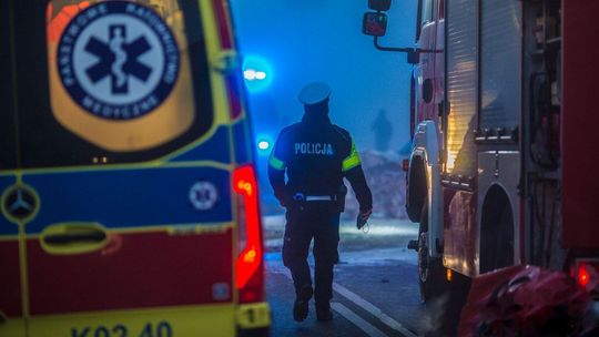 Czemu pijemy i wsiadamy za kierownicę? Najcięższe grzechy gorlickich kierowców zdjęcie przedstawia policjanta idącego pomiędzy wozami strażackimi