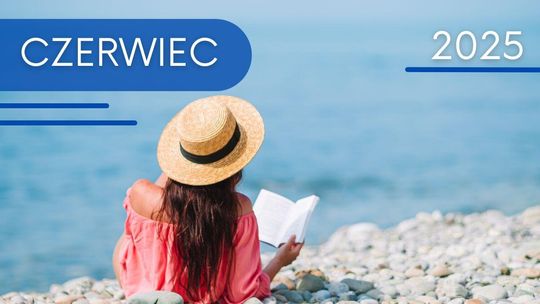 Kobieta czytająca książkę na plaży