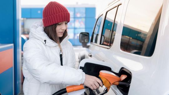 zdjęcie przedstawia kobietę, która tankuje samochód