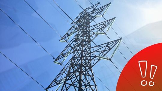 zdjęcie przedstawia słupy energetyczne