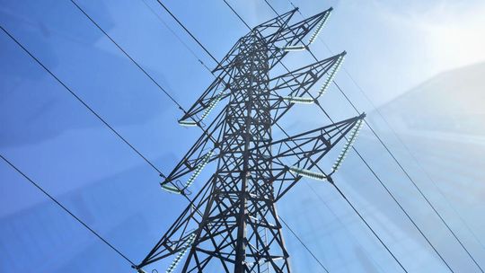Część Gorlic bez prądu w tym tygodniu, sprawdź harmonogram wyłączeń zdjęcie przedstawia słup energetyczny