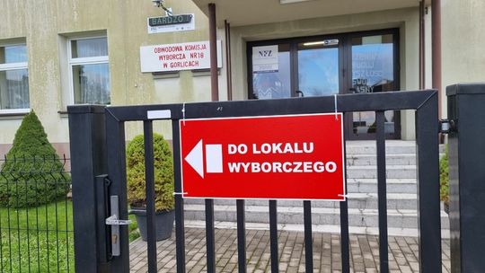 Tabliczka z napisem do lokalu wyborczego przed budynkiem w Ekonomiku w Gorlicach