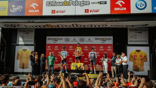 zdjęcie przedstawia scenę z podium na którym stoją sportowcy