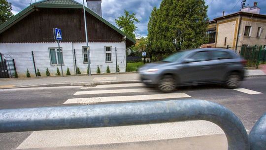 zdjęcie przedstawia samochód jadący po jezdni przez pasy