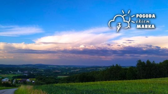 Ciemne chmury na horyzoncie nad terenem beskidu niskiego