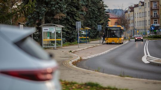 zdjęcie przedstawia przystanek autobusowy w mieście gorlice, autobus stoi w wysepce, obok dwie wiaty dla pasażerów