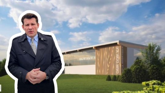 Czy miastu potrzebna jest duża hala sportowa? Rafał Kukla stawia na nowe możliwości zdjęcie przedstawia mężczyznę pod krawatem i w płaszczu