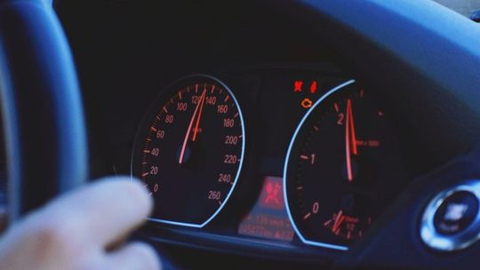 zdjęcie przedstawia licznik samochodowy z prędkością 120km/h