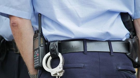 Czy policjant musi zawsze uprzedzić o zamiarze użycia pałki służbowej lub kajdanek?