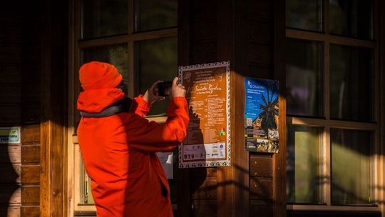 zdjęcie przedstawia osobę robiącą zdjęcie telefonem