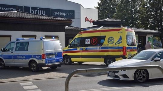 Czy w powiecie gorlickim będzie więcej karetek pogotowia? zdjęcie przedstawia pojazd policji i karetki pogotowia przed budynkiem