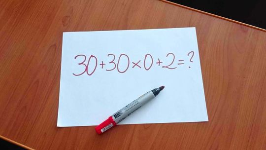 Równanie matematyczne zapisane na kartce papieru