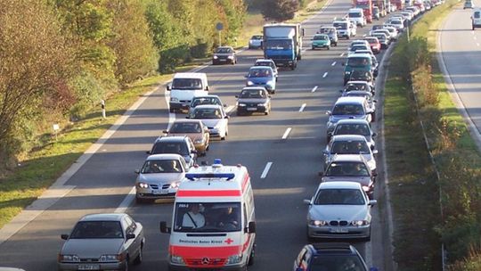 Czy wiesz, jak się zachować na drodze widząc pojazd uprzywilejowany?