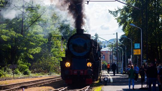 pociąg retro stojący na szynach przy peronie w Gorlicach