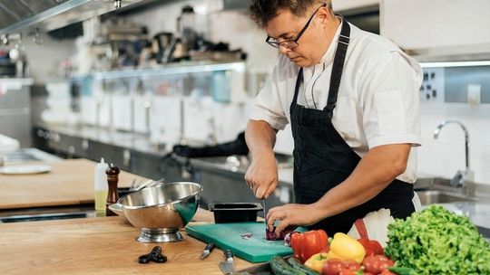 Czym powinien cechować się dobry stół chłodniczy? Poradnik gastronomiczny