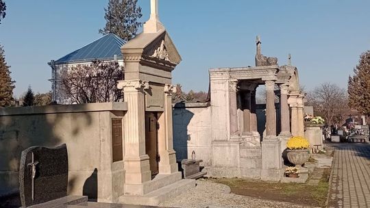 widok na alejkę cmentarną na cmentarzu parafialnym w Gorlicach