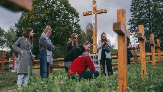 Zdjęcie przedstawia delegatów na spotkaniu na cmentarzu
