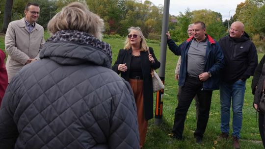 grupa osób stojąca na trawie