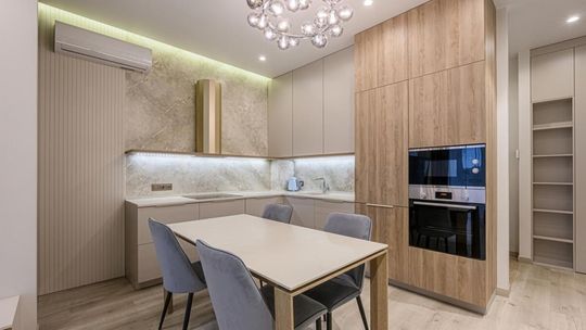 zdjęcie przedstawia wnętrze kuchni ze stołem na środku