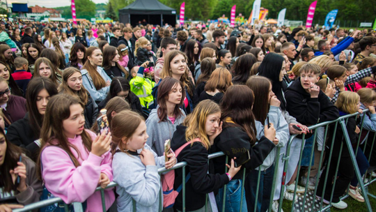 zdjęcie przedstawia dużą grupę ludzi