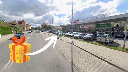 zdjęcie przedstawia prezent, strzałkę wskazującą na przystanek