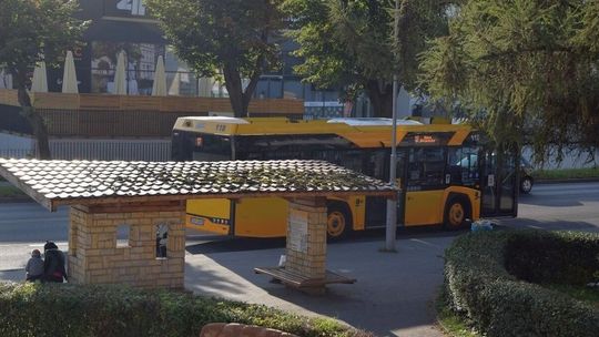 autobus stojący przy przystanku w centrum miasta