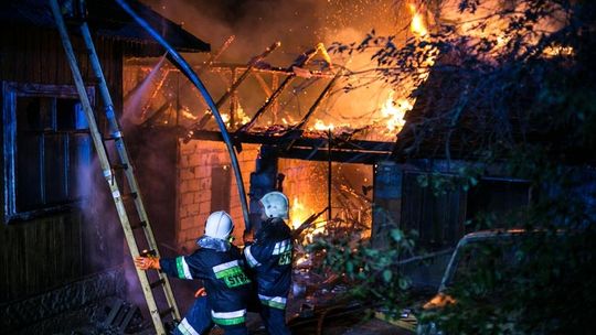 Dominikowice. Pożar zabudowań. Na miejscu kilka zastępów strażaków.