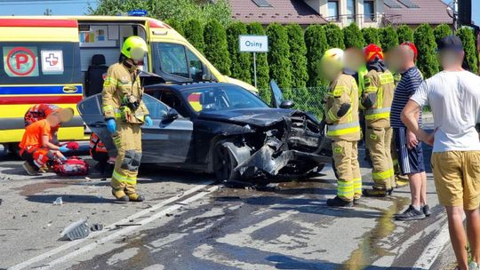 zdjęcie przedstawia rozbity samochód i strażaków