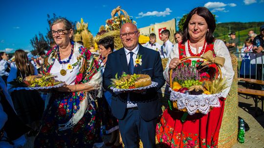 kobiety w ludowych strojach i mężczyzna trzymający chleb