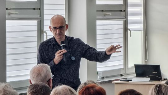 zdjęcie przedstawia mężczyznę w okularach ze stetoskopem na ramionach