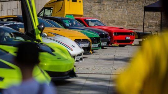 Drift, wyścigi, brawura – teraz to przestępstwo. Od dziś nowe kary na drogach zdjęcie przedstawia samochody stojące na płycie rynku